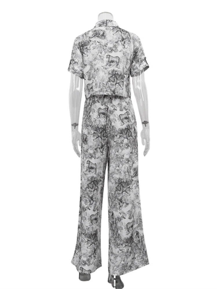 Conjunto Feminino Vintage 2025 – Camisa Polo Manga Curta + Calça Wide-Leg Estampada