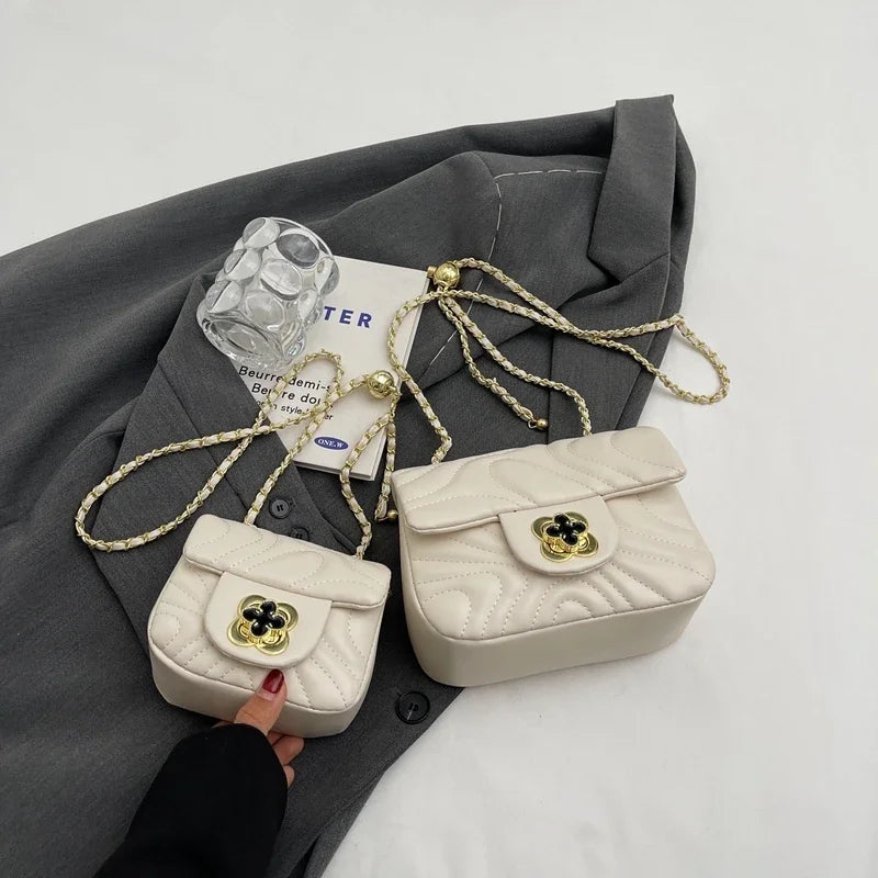 Bolsa Clutch Chain Luxo Essentials