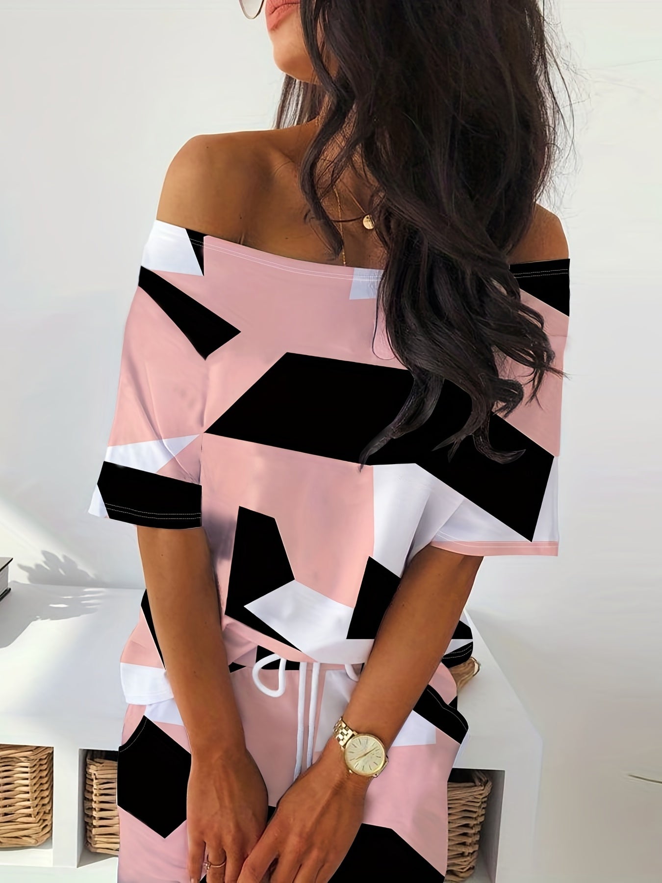 Conjunto Feminino Estampa Geométrica – Blusa Ombro Único + Saia com Cós Ajustável