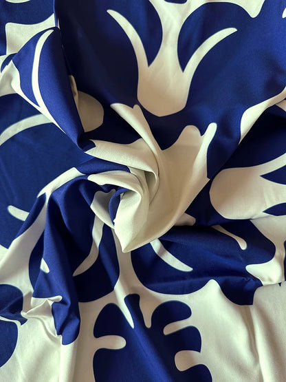 Vestido Midi Estampado com Decote V e Saia Fluida