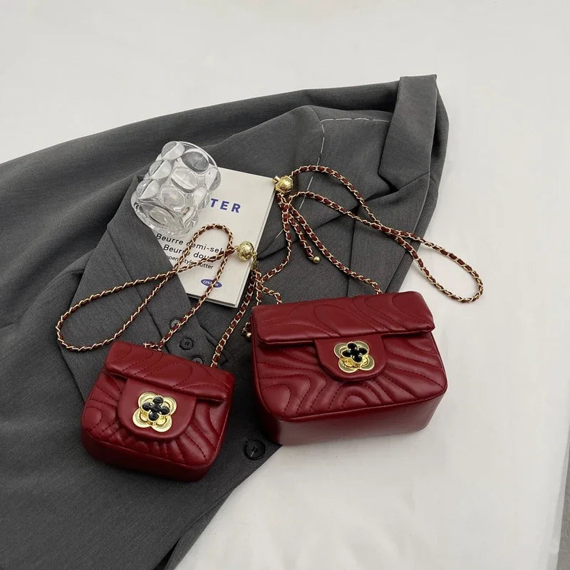 Bolsa Clutch Chain Luxo Essentials