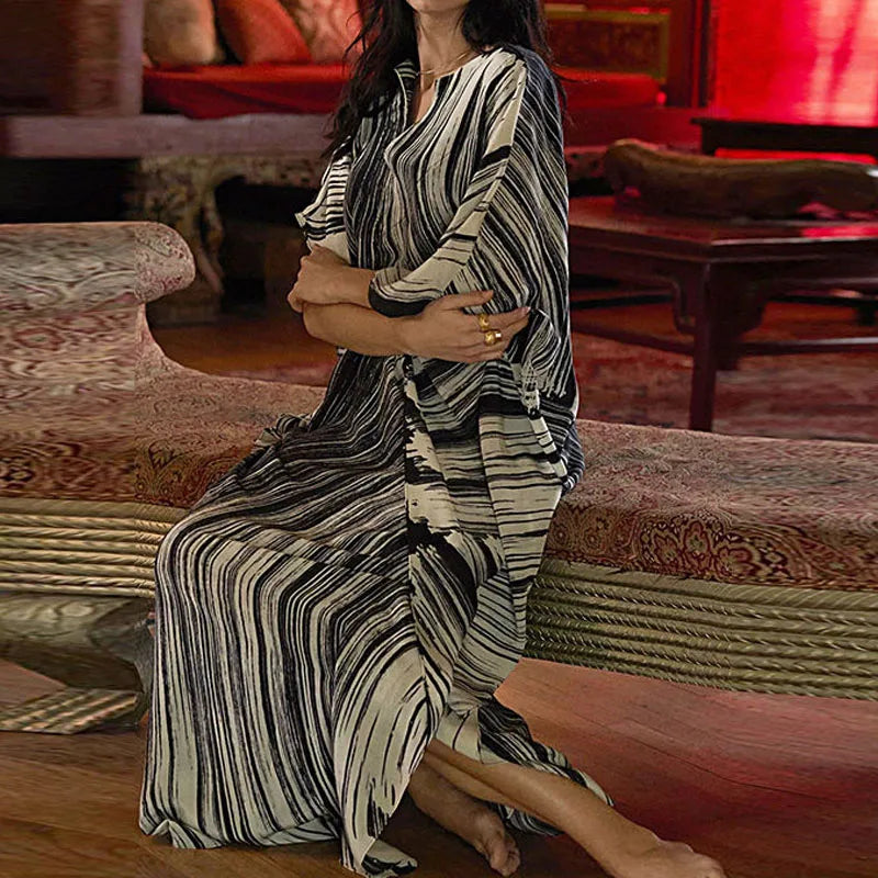Vestido Feminino Verão 2025 – Maxi Estampado Listras / Print Irregular para Dia de Sol