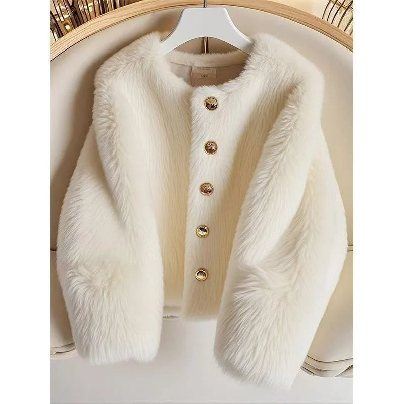 Casaco Faux Fur Bege – Elegância Plush de Inverno