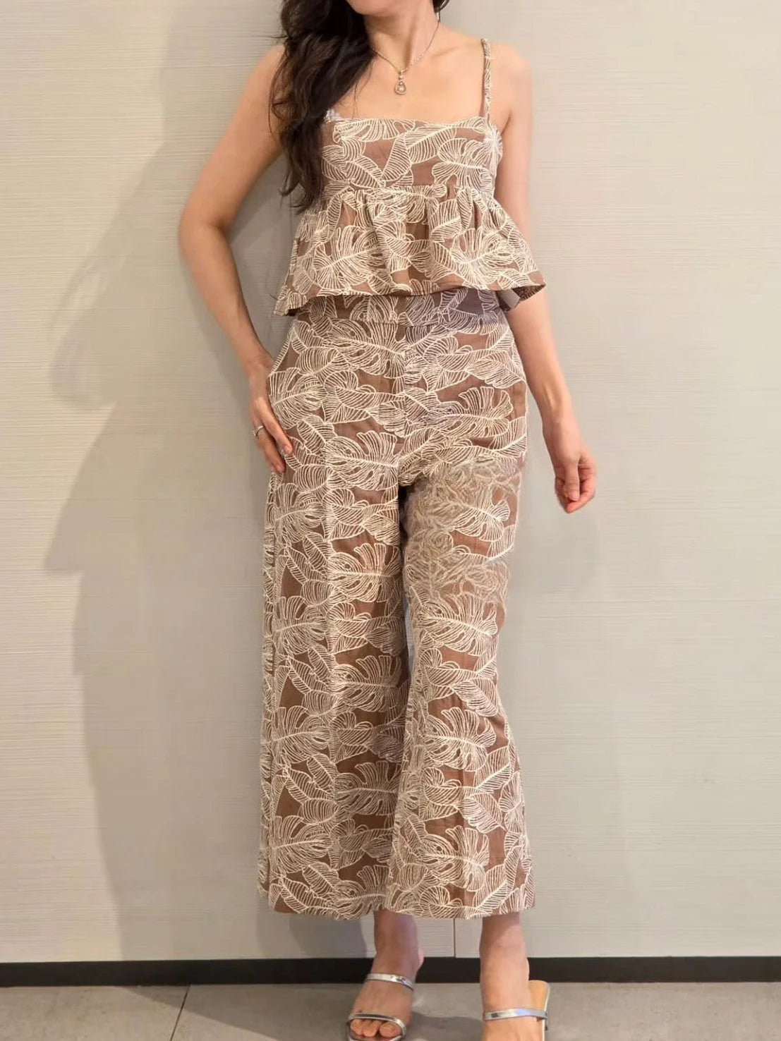 Conjunto Feminino 2 Peças 2025 – Top Sem Mangas Bordado + Calça Reta Estampada