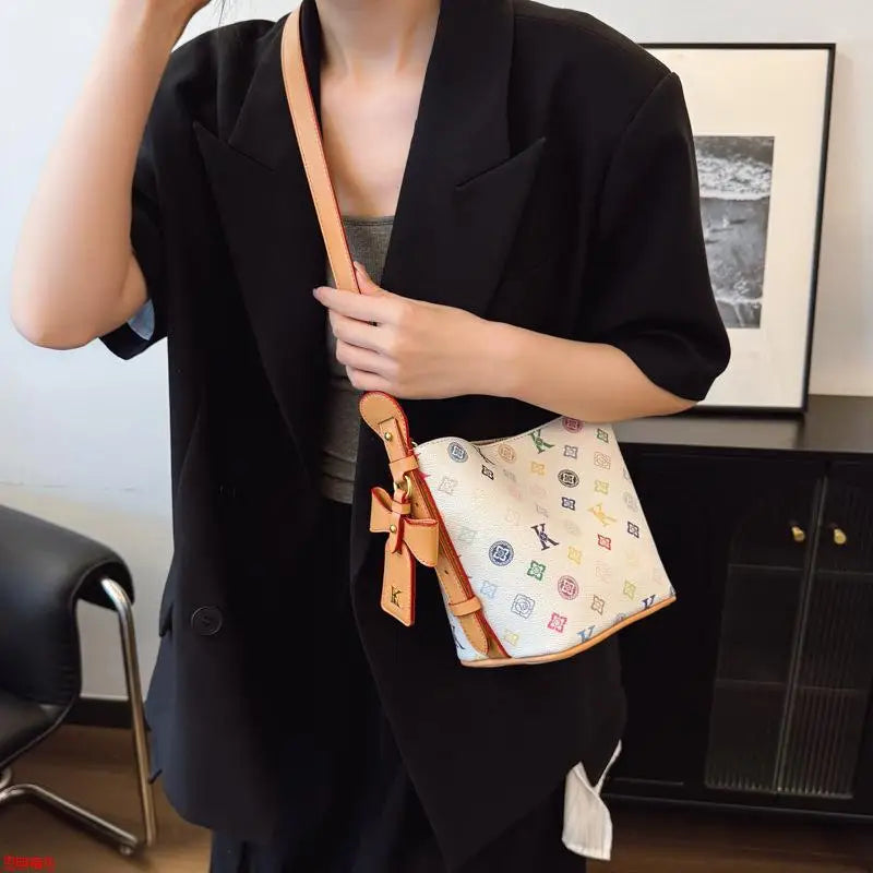 Conjunto Feminino Bucket Bag 2025 Estampada – Tote & Transversal Versátil para Dia e Noite