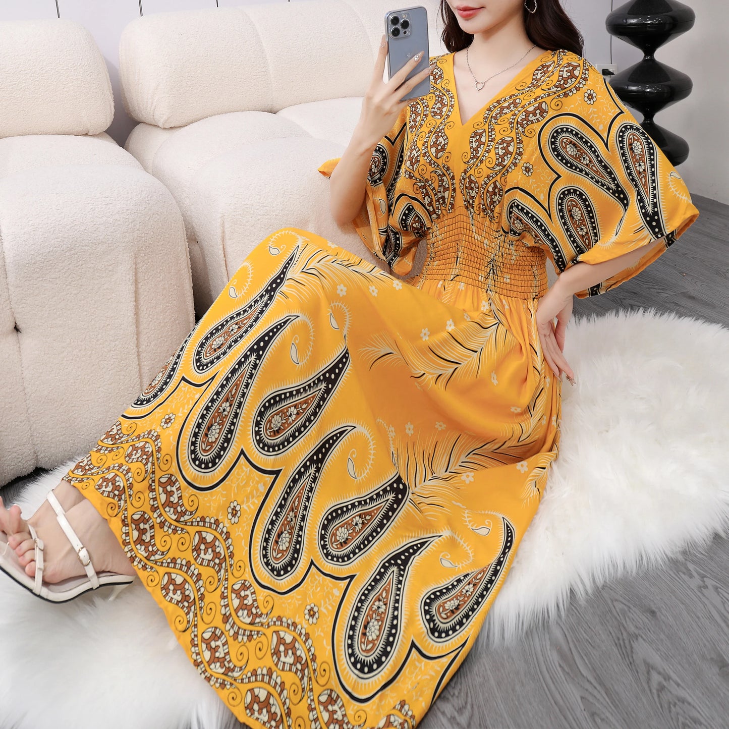 Vestido Midi Vintage com Estampa Retro e Decote V