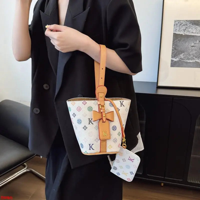Conjunto Feminino Bucket Bag 2025 Estampada – Tote & Transversal Versátil para Dia e Noite