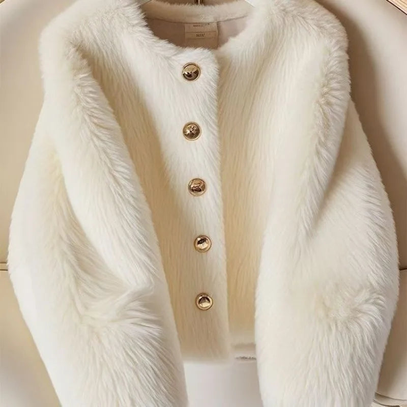 Casaco Faux Fur Bege – Elegância Plush de Inverno
