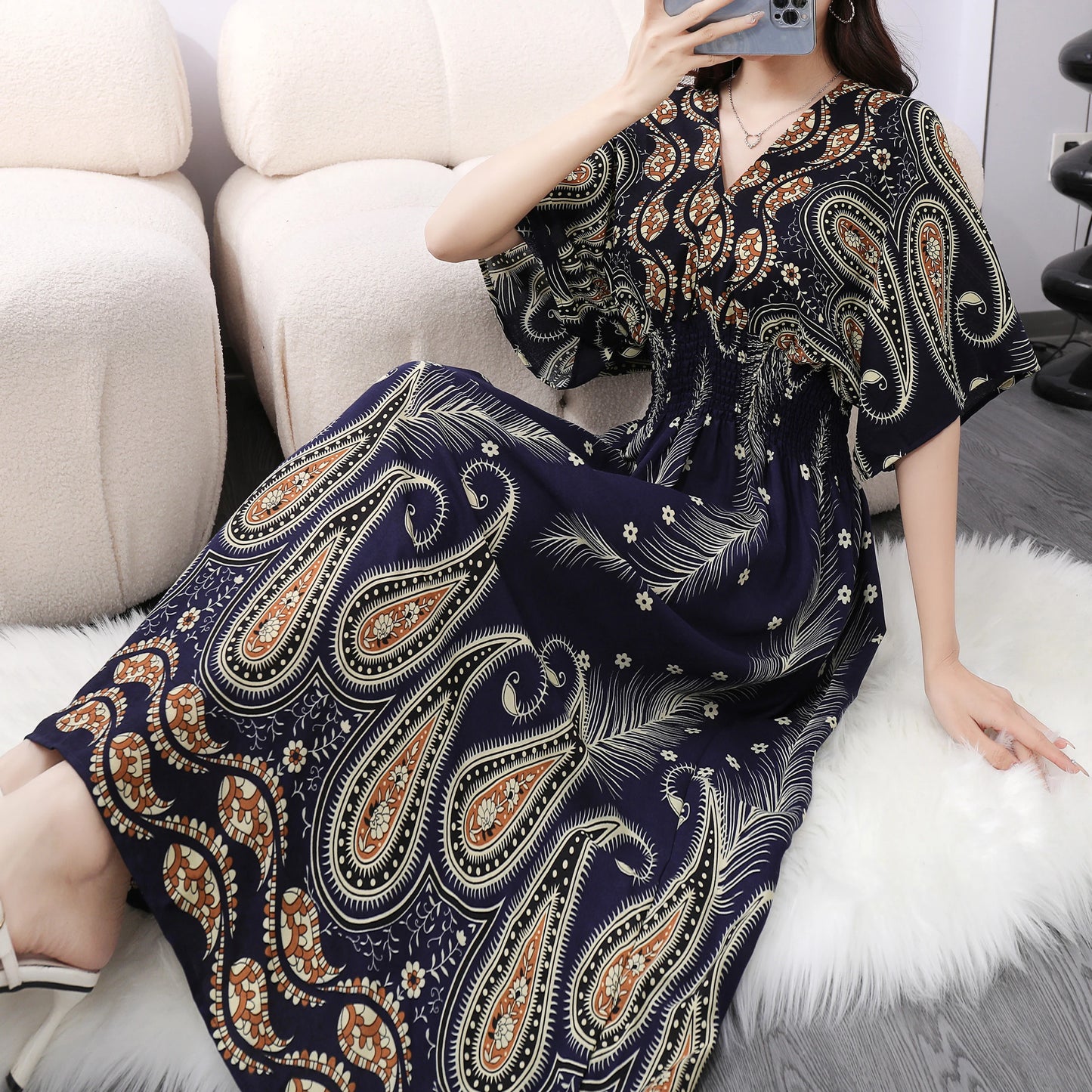 Vestido Midi Vintage com Estampa Retro e Decote V