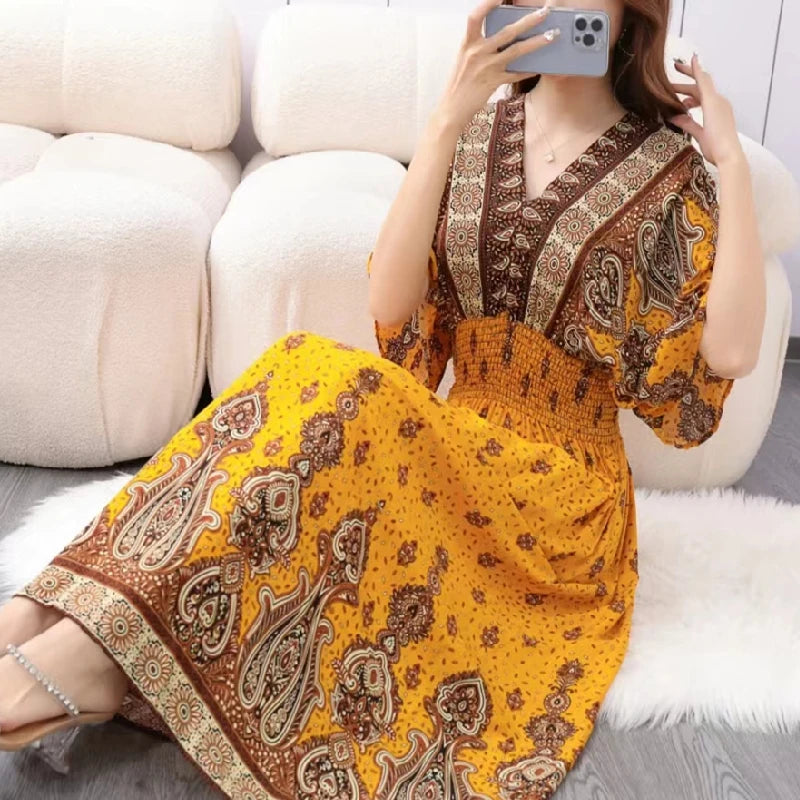 Vestido Midi Vintage com Estampa Retro e Decote V