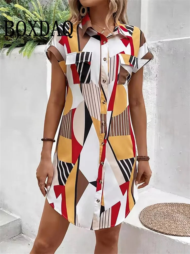 Vestido Estampado Geométrico – Manga Curta, Botões & Lapela