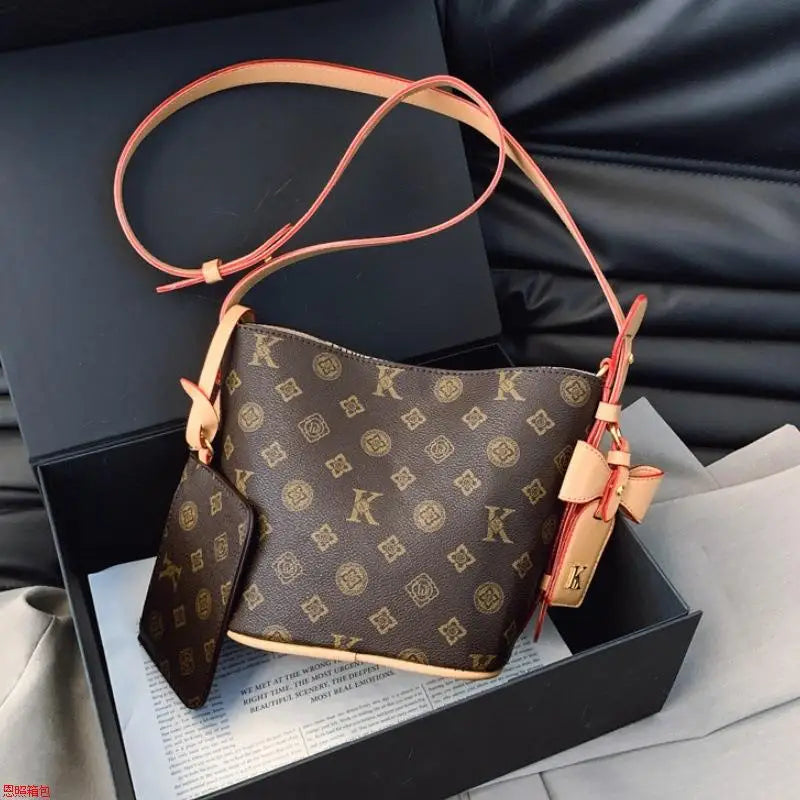 Conjunto Feminino Bucket Bag 2025 Estampada – Tote & Transversal Versátil para Dia e Noite