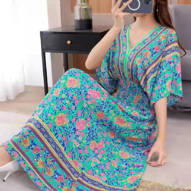 Vestido Midi Vintage com Estampa Retro e Decote V