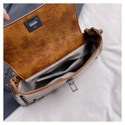 Clutch Envelope Feminina de Tacha – Transversal com Corrente & Alça Ombro